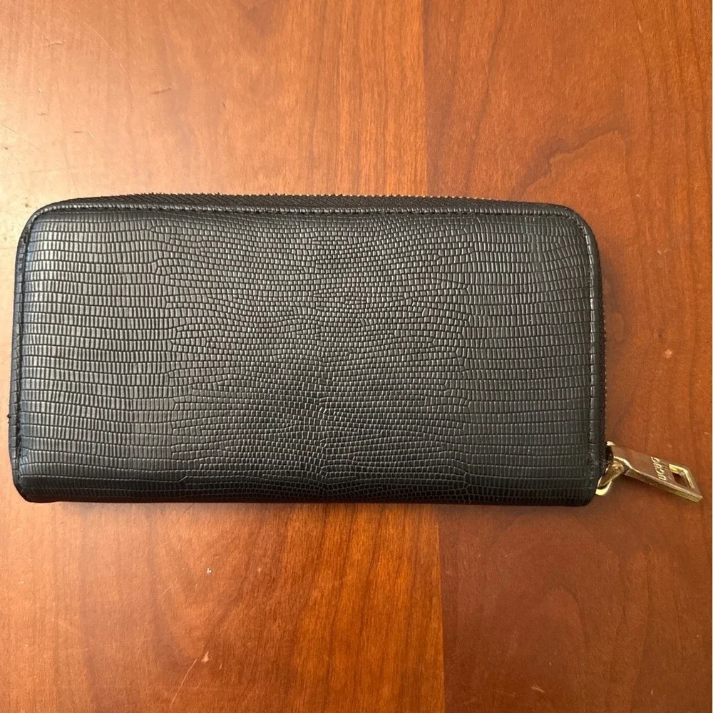 BCBG‎ wallet long black gold zipper